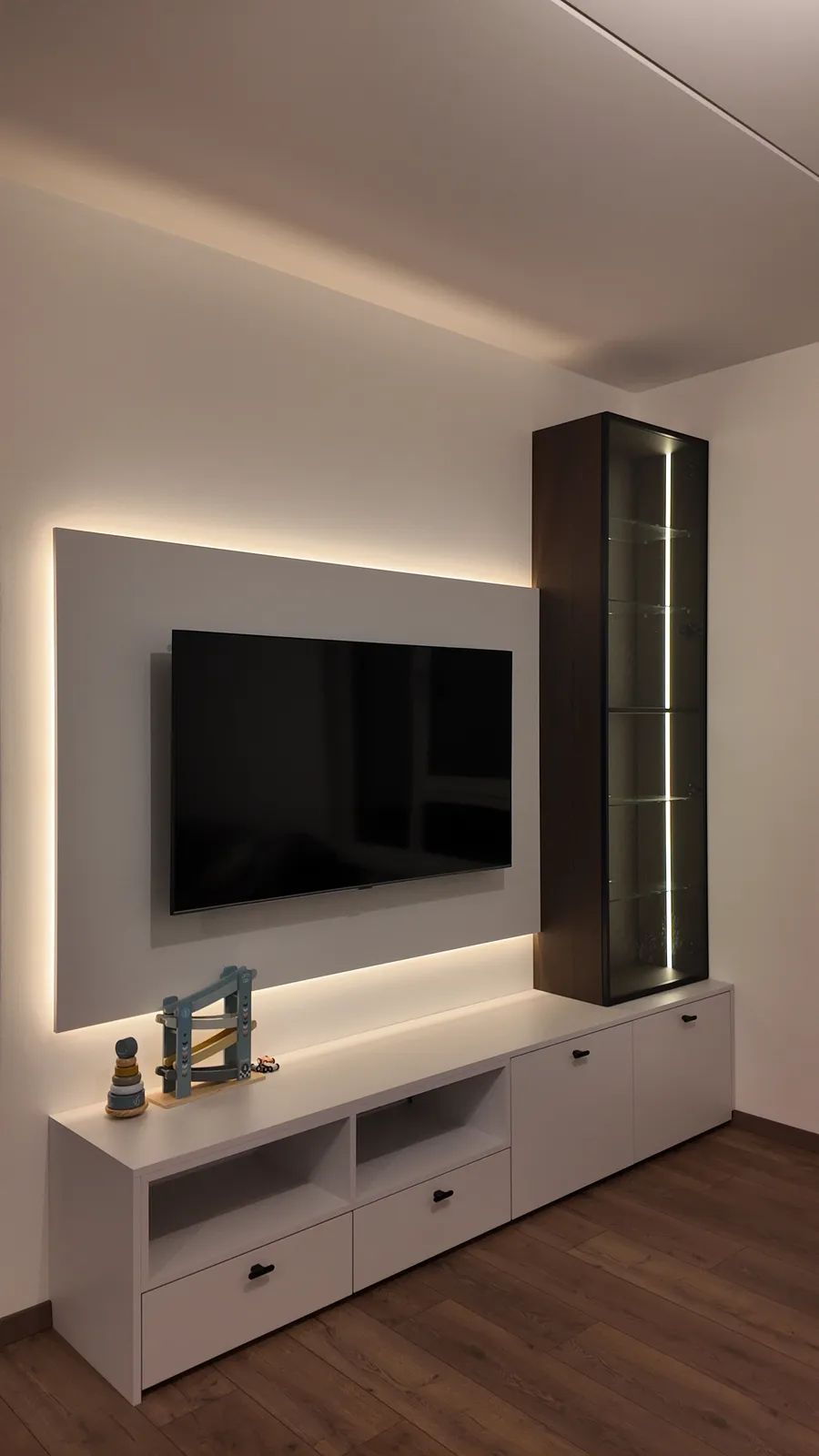 TV siena ar LED un stikla vitrīnu — Balta fronte, stikla vitrīna, LED